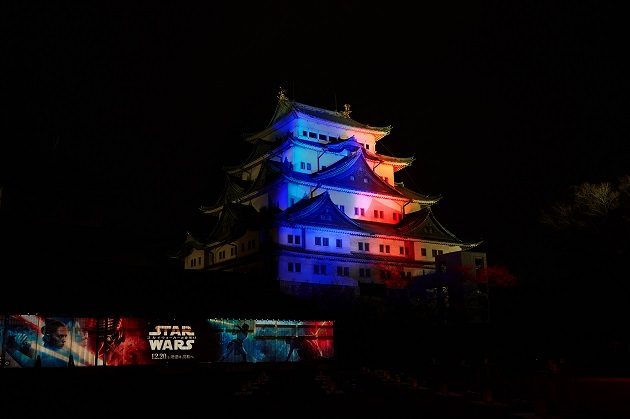名古屋城が 青と赤のスター ウォーズ色 に スター ウォーズ スカイウォーカーの夜明け 公開日前日と当日の特別ライトアップ シネアナゴヤ