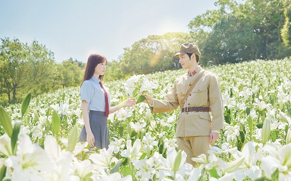 福原遥さんと水上恒司さんダブル主演映画『あの花が咲く丘で、君とまた出会えたら。』フィルム風ステッカー をプレゼント
